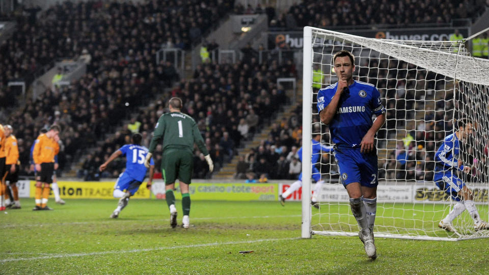 INNBITT: Mens de andre Chelsea-spillerne l�p etter m�lscorer Didier Drogba, tok John Terry en runde forbi Hull-fansen med en pekefinger i klar tale.Foto: SCANPIX/AFP/PAUL ELLIS