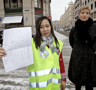 F�R 53 000: Sykepleieforbundet har tatt ut 44 medlemmer i streik og oppdaget at 17 av disse tjente under kommunens minstel�nn. Her er leder i Sykepleierforbundet, Lisbeth Normann t.h. og sykepleier Ronali Catalon (40) som tjener 53 000 under minstel�nn i Oslo kommune.  Foto: Lars Eivind Bones / Dagbladet.