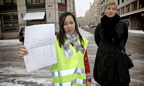 UNDER MINSTEL�NN:  Sykepleieforbundet har tatt ut 44 medlemmer i streik og oppdaget at 17 av disse tjente under kommunens minstel�nn.   Her er leder i Sykepleierforbundet, Lisbeth Normann t.h. og sykepleier Ronali Catalon (40) som tjener 53 000 under minstel�nn.  Foto: Lars Eivind Bones / Dagbladet.