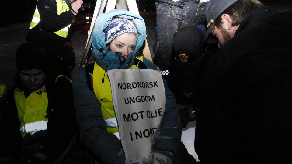 AKSJONERTE I DAG: Natur og ungdoms f�rste nestleder Silje Lundberg var blant demonstrantene som ble innbrakt og i natt venter p� bot fra politiet i Oslo. Foto: Carl Fredrik Salicat