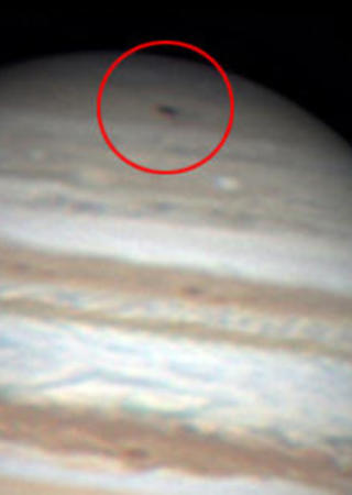 BOMBARDERT: Dette Hubble-bildet viser et arr p� st�rrelse med jorda p� Jupiter. Planeten ble i juli i fjor rammet av en stor asteroide eller komet. Foto: AP Photo/NASA
