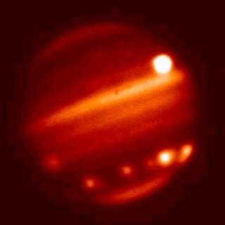 PANG: Kometen Shoemaker-Levy br�t opp i rundt 20 deler og dalte ned p� Jupiter i tidsrommet mellom 16. og 22. juli for nesten 16 �r siden. Foto: NASA