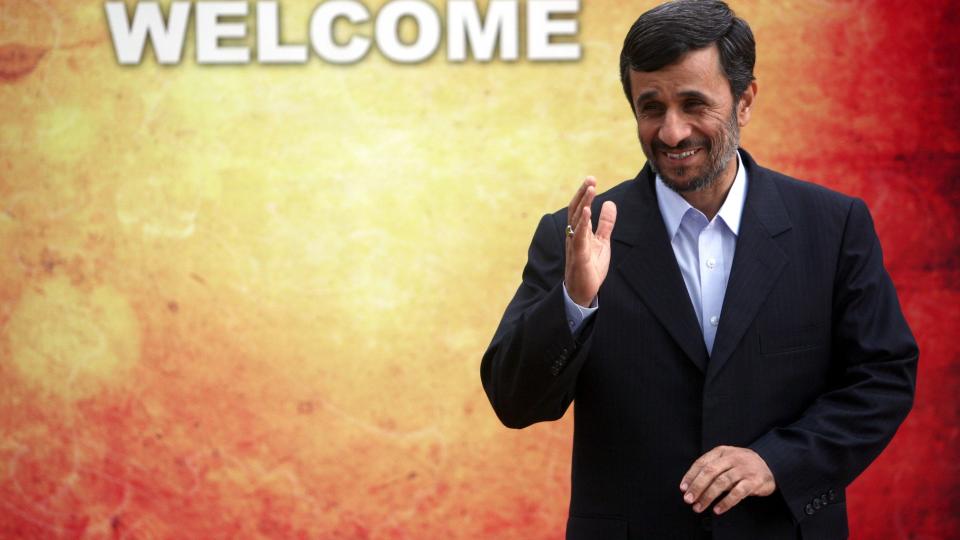  P� GLI I TV-TALE:  Irans president Mahmoud Ahmadinejad - her utenfor presidentplasset i Teheran 25. januar - sa i en tv-tale i g�r at Iran er villig til � g� med p� IAEA-avtalen som ble forhandlet fram i fjor h�st. Avtalen inneb�rer at Iran sender lavanriket uran ut av landet, for deretter � f� atombrensel tilbake. FOTO: EPA/SCANPIX.