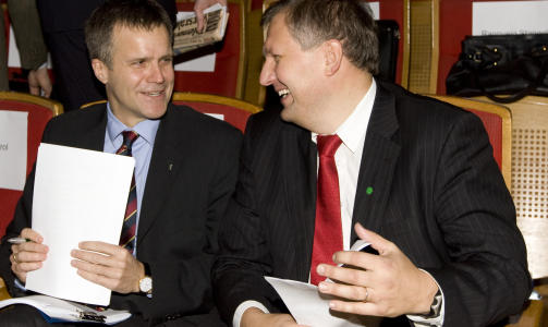  OPPMERKSOMHET B�DE INNE OG UTENFOR:  Olje- og energiminister Terje Riis-Johansen (til h�yre) og Statoil-sjef Helge Lund er to av de fremste deltakerne p� Sanderst�len-konferansen - p� Holmenkollen. Her fra en energikonferanse i november i fjor. FOTO: TERJE BENDIKSBY, SCANPIX.