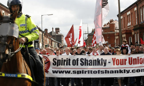 DIREKT�R M�TTE SUPPORTERNE: Spirit of Shankly-gruppa �nsker aller helst at supporterne skal overta klubben. Liverpool-fansen er mildt sagt kritiske til sine amerikanske eiere. Foto: AP Photo/Paul Thomas