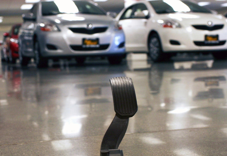 BREMSER SALGET: Det er gasspedalen som har skapt store problemer for �tte av Toyotas modeller. Gasspedalen blir sittende fast i �n stilling, noe som kan f�re til ulykker. Toyota har m�ttet kalle tilbake flere millioner biler fra det amerikanske markedet p� grunn av pedalen. Foto:SCANPIX