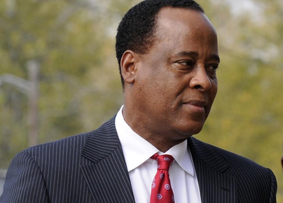 I S�KELYSET: Michael Jacksons lege Conrad Murray ankom Los Angeles i forrige uke i p�vente av en mulig tiltale i forbindelse med Michael Jacksons d�dsfall. Foto: AP Photo/Pat Sullivan
