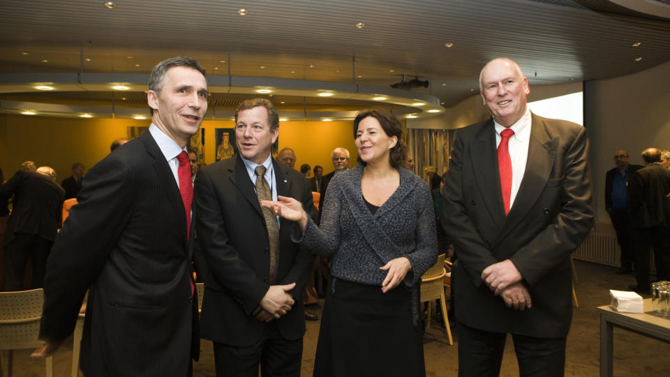 SKAL F� NED FRAV�RET: Statsminister Jens Stoltenberg m�ter kontaktutvalget med organisasjonane i arbeidslivet, p� Statsministerens kontor.  Roar Fl�then (LO), arbeidsminster Hanne Bjurstr�m og John G. Bernander (NHO). Foto: Berit Roald / Scanpix