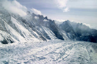 SMELTENDE ISBREER: Himalayas isbreer er i fare. Men det er ingen fare for at de forsvinner i 2035, slik FN kom i skade for � hevde. Foto: AP/Channi Anand