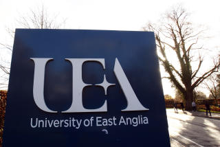 HOLDT KLIMADATA SKJULT: Forskere ved University of East Anglia i Norwich, England ble utsatt for hackere i fjor. Eposter stj�let fra nettverket viser at forskerne diskuerte � holde data tilbake og at skeptikere ble m�tt med kritikk. Det ser imidlertid ikke ut til, fra de 1073 epostene som er gjennomg�tt, at de har jukset med klimadata. Foto: AP/Kirsty Wigglesworth