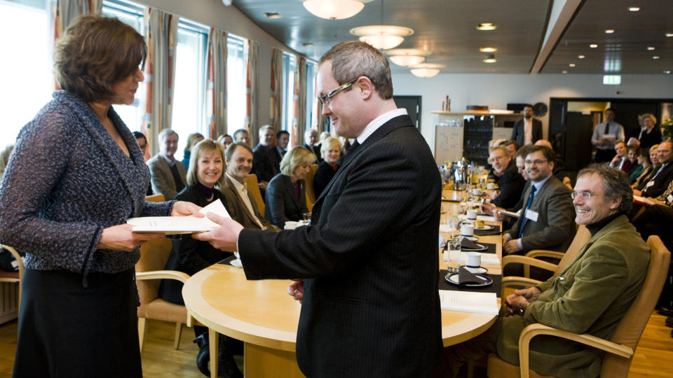 FIKK EKSPERTRAPPORT:  Den faglige ekspertgruppen mot sykefrav�r som  ledes av seniorforsker Arnstein Mykletun ved Nasjonalt folkehelseinstitutt (t.h.) overleverte sin rapport til arbeidsminister Hanne Bjurstr�m i dag. 

Foto: Berit Roald / Scanpix