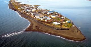 ALASKA: Landsbyen Kivalina er hardt rammet av oppvarmingen. Erosjonen spiser opp stedet. Foto: AP/Northwest Arctic Borough via The Anchorage Daily News