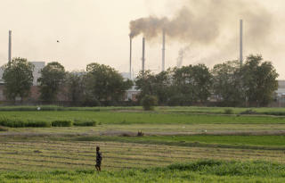 TILTAK TRENGS: Global oppvarming og havstigning vil bli et stort problem i fremtiden. Dette bildet er fra Ahmadabad, India. Foto: AP/Ajit Solanki