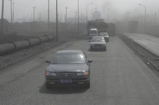 SMOG: St�vete luft i trafikken i Tianjin i Kina. Foto: EPA/ADRIAN BRADSHAW