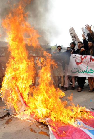 BRANT DET NORSKE FLAGGET: Det ble store oppt�yer i Pakistan da Aftenposten publiserte de opprinnelige Muhammed-tegningene. Foto: AFP/ARIF ALI