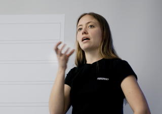 EN SKAM: Mali Steiro Tronsmoen i Sosialistisk Ungdom reagerer sterkt p� nakenbildene i Love. Foto: John T. Pedersen