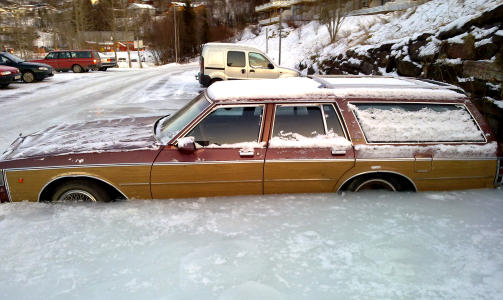 MYE IS: Kim som bruker bilen, mener isen n�rmer seg en halv meter. Foto: Jon Martin Mikalsen.