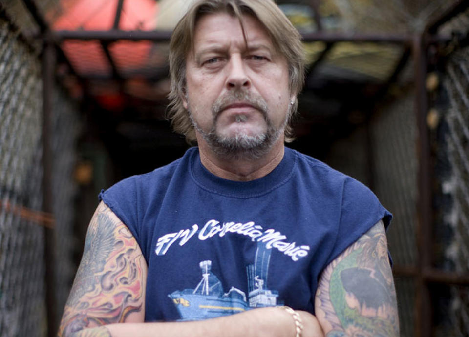 KOLLAPSET UNDER KRABBELOSSING: Kaptein Phil Harris, kjent fra Discovery-serien �Deadliest Catch�, ble rammet av slag under lossing i Alaska. Foto: DISCOVERY CHANNEL