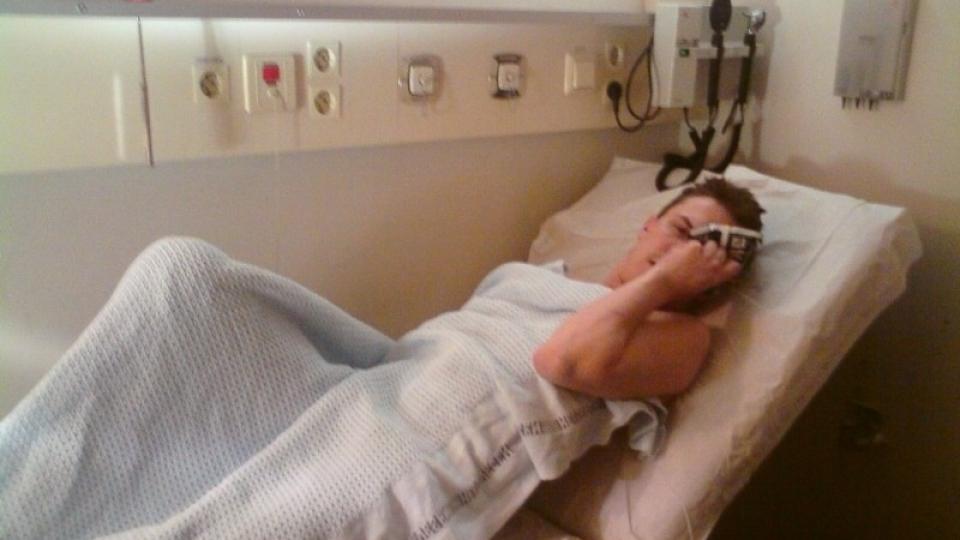 - P�KJ�RT P� VEI TIL R�DE KORS-KURS: Her ligger Thomas Olsen (34) hos legevakten i Oslo. - Jeg ble p�kj�rt og sl�tt, sier han. Foto: Privat