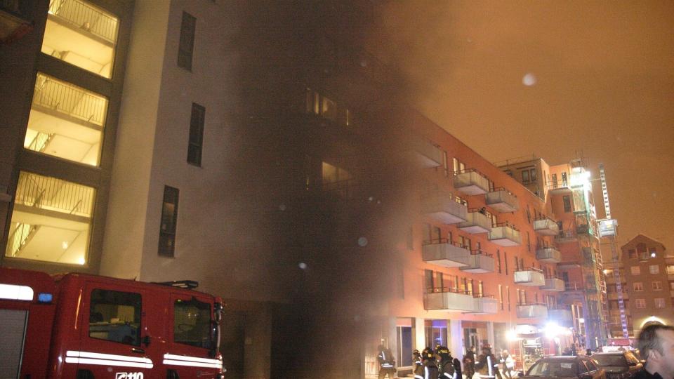 SORT R�YK: To biler skal v�rt i brann. Flere i blokka ble evakuert. Foto: Truls Grande/FirstFoto