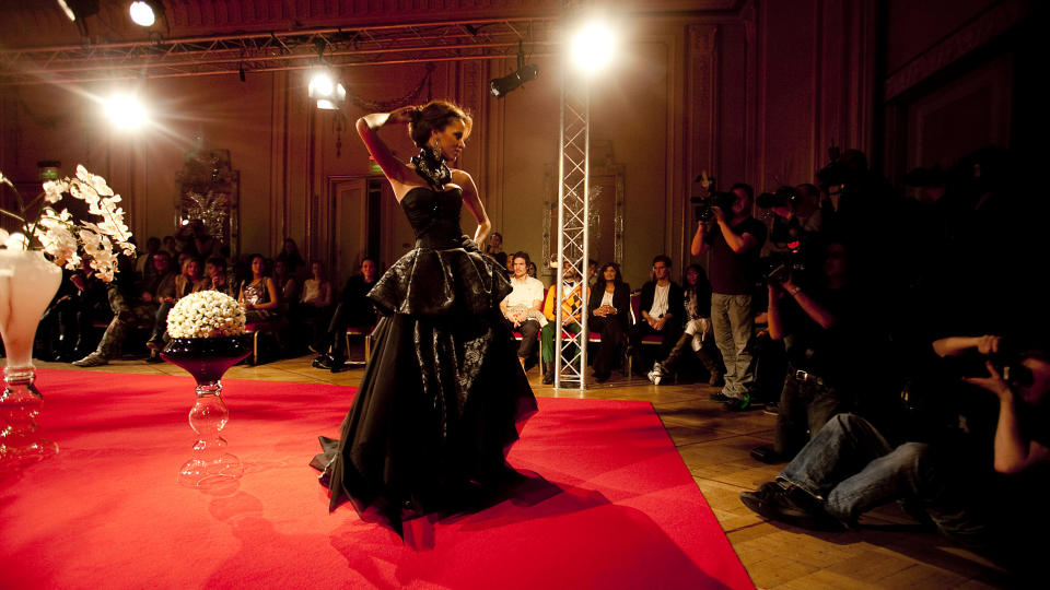  Den franske supermodellen No�mie Lenoir under Amar Faiz' solovisning p� Grand Hotel i Oslo. Foto: Bj�rn Langsem/DAGBLADET