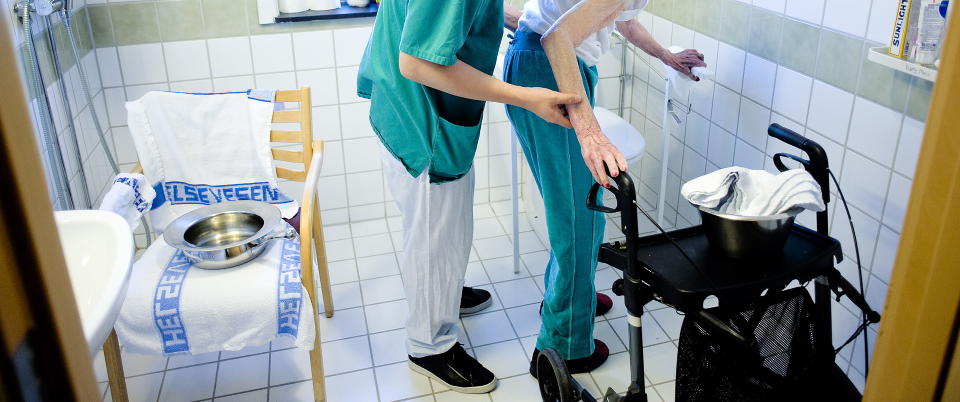SVIKTET: Streik og lite folk p� jobb kan ha v�rt �rsaken til at personalet ved et sykehjem i Oslo ikke merket at en eldre mann ble akutt sjuk. Dette bildet er tatt i en annen sammenheng ved et annet sykehjem, og personene p� bildet har ikke noe med denne saken � gj�re. Illustrasjonsfoto: Thomas Rasmus Skaug