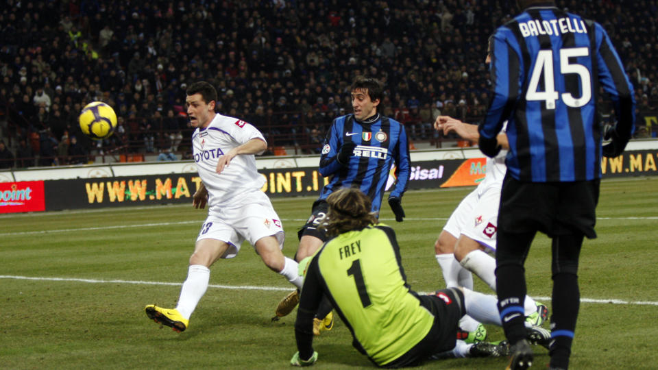 UTNYTTET FORSVARSTABBE: Diego Milito utnyttet en tabbe i Fiorentina-forsvaret, og s�rget for at Inter tok f�rste stikk i semifinalen av Coppa Italia.Foto: SCANPIX/AP Photo/Luca Bruno