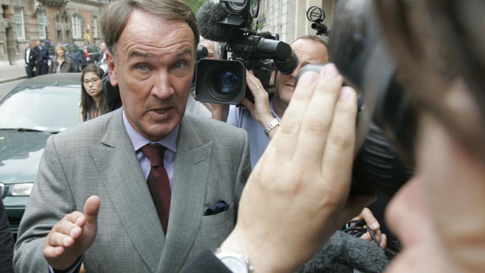 MEDIEKJ�R: Andrew MacKay og kona Julie Kirkbridge, begge parlamentsmedlemmer for De konservative, er dypt involvert i utgiftsskandalen. Foto: AP /Alastair Grant