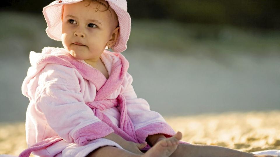 PAKKET OG KLART: Det er ikke bare, bare � reise p� tur med sm�barn. Ekspertene gir deg tipsene til hvordan du beste forbereder turen og hva du b�r tenke p� n�r dere sitter p� stranden. FOTO: Crestock