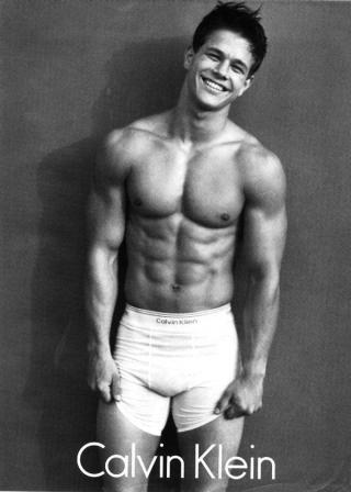 BER�MT MODELL. Den amerikanske skuespilleren Mark Wahlberg fikk mye oppmerksomhet p� grunn av Calvin Klein-kampanjen han gjorde sammen med supermodell kate Moss. Foto: Calvin Klein