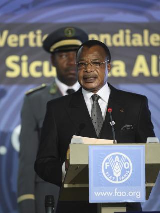 GRANSKET: Republikken Kongos president Denis Sassou Nguesso taler for FNs mat- og jordbruksorganisasjon. Selv har presidenten til sm�r p� br�det - og litt til. Foto: EPA/ALESSANDRA TARANTINO
