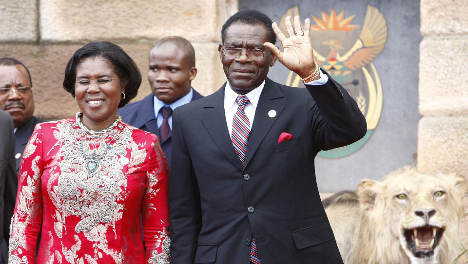 GJENNOMKORRUPT: Teodoro Obiang Nguema  og kona Constancia Mangue de Obiang nyter godt av penger hvitvasket i det amerikanske banksystemet. Likevel holdes de ikke utenfor det gode selskap. Her ankommer de S�r-Afrika for et m�te med president Jacob Zuma. Foto: AFP/Jerome Delay