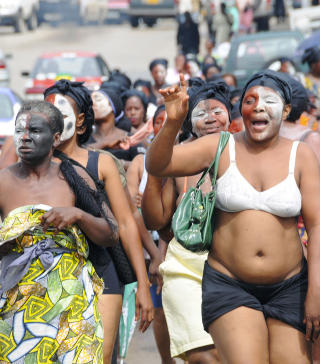 FEIRET: Folk i Libreville feiret president Omar Bongos bortgang i oktober i fjor. Bongo har satt av enorme summer til seg og sin familie. S�nenn Ali Bongo vant det p�f�lgende presidentvalget - etter massiv kritikk om uregelmessigheter. Foto: AFP PHOTO / ISSOUF SANOGO