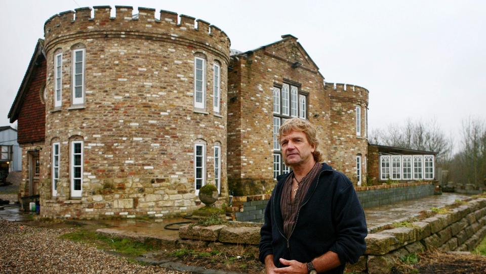 FINT SKAL DET V�RE: Bonden Robert Fidler bygget sitt slott i skjul for myndighetene. N� har en domstol avgjort at familieboligen m� rives.Foto: AP/Gareth Fuller