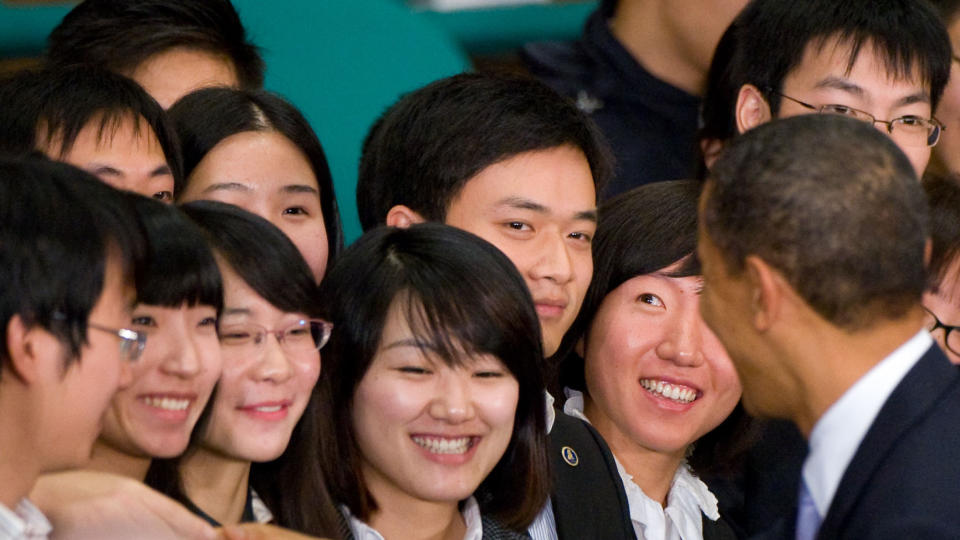 SKAPTE FORVENTNINGER: Barack Obamas bes�k til Kina i november i fjor kan ha skapt urealistiske forventninger til hvor godt forholdet mellom USA og Kina skulle bli. Dette bildet viser Obama i m�te med kinesiske studenter i Shanghai. Foto: AFP PHOTO/Saul LOEB/SCANPIX