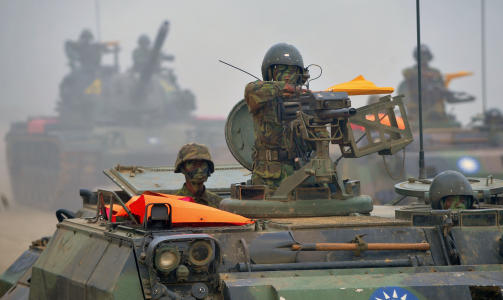 VOLDSOMME REAKSJONER: Eksperter p� forholdet mellom USA og Kina, mener Obama var forberedt p� reaksjoner da v�pensalget til Taiwan ble kunngjort, men ikke at reaksjonene skulle bli s� dramatiske. Her er taiwanske milit�re avbildet under �velse. Foto: AFP PHOTO/Sam YEH/SCANPIX