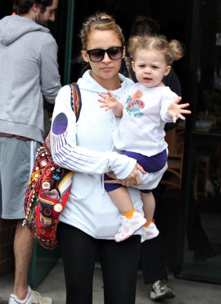 TOBARNSMOR: I september f�dte Nicole Richie en s�nn. Datteren Harlow fylte to �r i januar. Foto: STELLA PICTURES