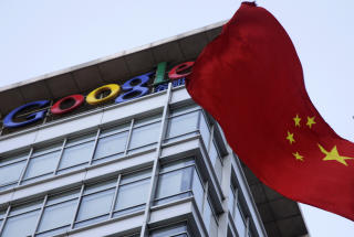 GOOGLE-KRANGEL: Forholdet mellom Kina og USA er ogs� blitt satt p� pr�ve i forbindelse med br�ket rundt internettgiganten Google. I desember ble Google utsatt for hackerangrep fra kinesiske kilder, og USAs utenriksminister Hillary Clinton ford�mte Kinas internettpolitikk i klare ordelag. Foto: AP Photo/Ng Han Guan/SCANPIX