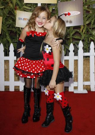 DESIGNERDUO: Noah Cyrus (9) og Emily Grace Reaves (8) debuterer med en egen kleskolleksjon for barn. Foto: STELLA PICTURES