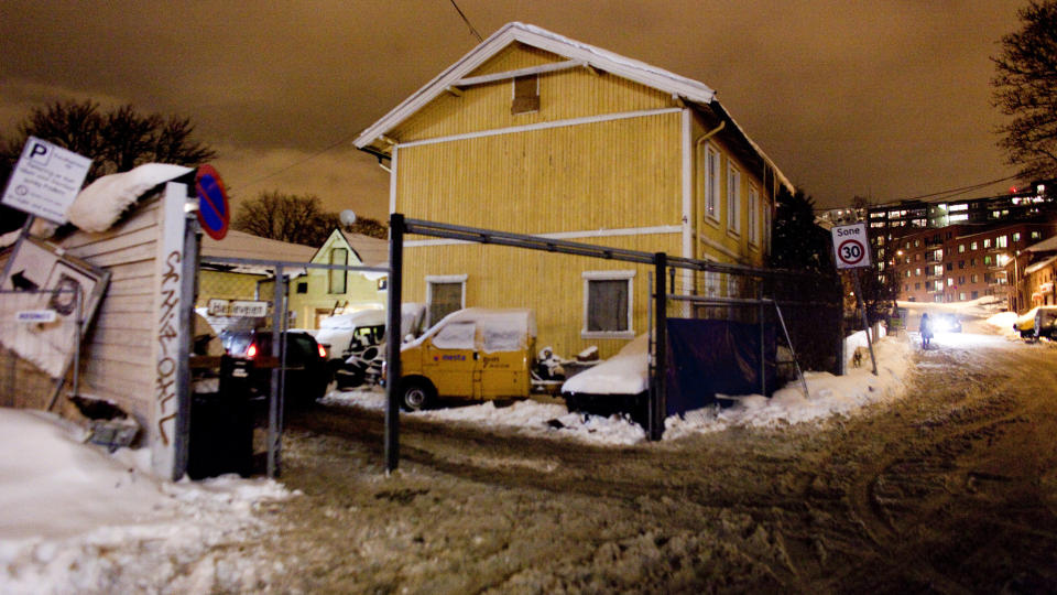  TYVERIREIR:  I dette huset i Hasleveien 4 p� Carl Berner - midt i et tettbefolket og h�ytrafikkert boligomr�de tett p� Oslo sentrum - fant politiet hundrevis av stj�lne verdigjenstander i morges. Femten menn og fire kvinner er p�grepet, forel�pig siktet for grovt heleri. FOTO: BJ�RN LANGSEM.