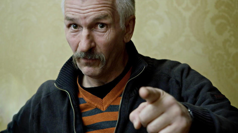 - M� T�LE SLAG: - En l�rer m� t�le � bli spyttet p� og bli sjikanert, hvis ikke b�r de finne seg en annen jobb, sier tidligere l�rer og forfatter Terje Forsberg. (59). Foto: LARS EIVIND BONES