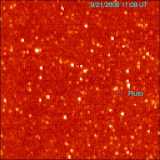 TITTEI: Pluto avbildet av sonden New Horizons. Den vil v�re framme ved Pluto i 2015. Foto: NASA