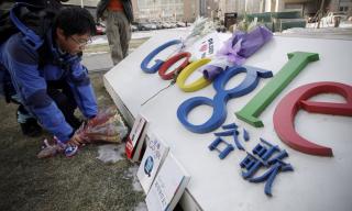 GOOGLE-KRANGEL: Forholdet mellom Kina og USA er ogs� blitt satt p� pr�ve i forbindelse med br�ket rundt internettgiganten Google. I desember ble Google utsatt for hackerangrep fra kinesiske kilder, og USAs utenriksminister Hillary Clinton ford�mte Kinas internettpolitikk i klare ordelag. Her legger kinesiske Google-brukere blomster foran gigantens hovedkvarter i Beijing. Foto: AP Photo/Vincent Thian/Scanpix
