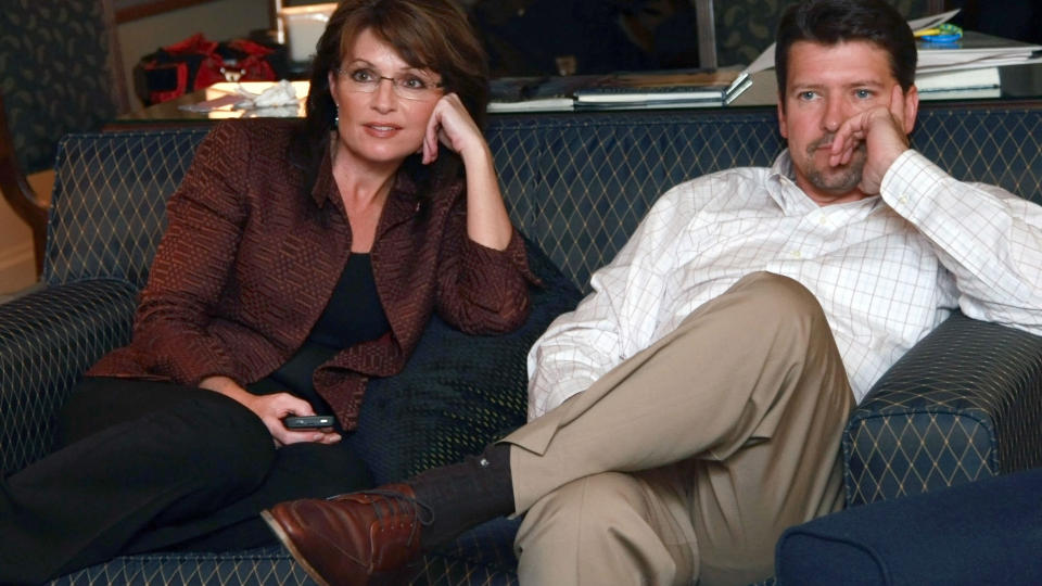 M� FORKLARE SEG: Palin-paret etterforskes for beskyldninger om at de har holdt tilbake eiendomsskatt. Foto: AFP PHOTO/Shealah Craighead