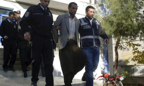 MISTENKT: En uidentifisert mann mistenkt for � ha noe med drapet p� den 16 �r gamle jenta eskorteres av tyrkisk politi. Foto: REUTERS/Tevfik Parlak/Anatolian/SCANPIX