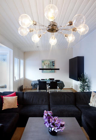 SAMLINGSSTED: Den store sofaen er stuas midtpunkt.