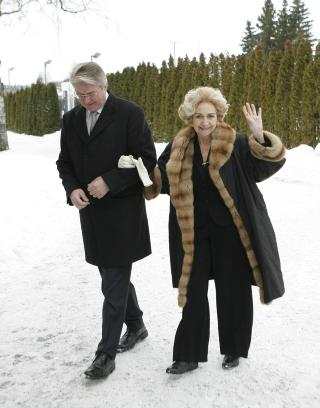 KOM SAMMEN: Norges diva Wenche Foss ankom Vestre Gravlund sammen med s�nnen, Oslos ordf�rer Fabian Stang. FOTO: TORBJ�RN GR�NNING