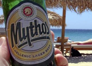 Mythos pilsener smaker overraskende godt når du er på stranda i Hellas. Flickr.com av globaljet Mythos pilsener smaker overraskende godt når du er på stranda i Hellas. Flickr.com av globaljet