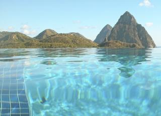 St Lucia er en nydelig øy. Du kan skvalpe rundt på dagtid og feste hele natta. Flickr.com av philblackburn St Lucia er en nydelig øy. Du kan skvalpe rundt på dagtid og feste hele natta. Flickr.com av philblackburn
