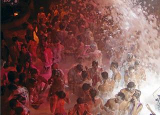På Ibiza er det skum på dansegulvet som gjelder. Flickr.com av elijah På Ibiza er det skum på dansegulvet som gjelder. Flickr.com av elijah